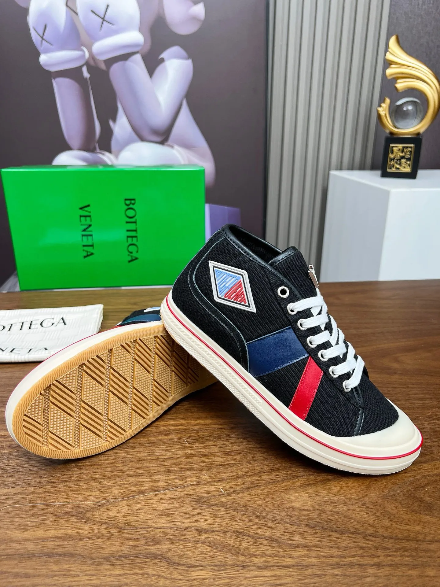 Men's men's shoes 💰520💰 Bottega Veneta BV's latest Eliot series retro basketball shoes casual sports canvas shoes 🔥Become a god when it is launched!🔥 Inspired by retro basketball sneakers, the color combination highlights youthful vitality and perfectly interprets the theme of youth and childlike innocence. The details are also very particular. The summer canvas brings excellent durability and comfort. Designs such as calfskin trim, rubber toe caps and hand-painted retro red lines are full of retro feel. The round toe and convex sole add a modern feel and are suitable for various styles. Easily create a fashionable atmosphere. The upper foot is the focus...can be worn as a couple's shoes...The red lines on each shoe edge are hand-painted, which adds more taste and attitude! ✦Fabric: Original customized high-density canvas + cowhide ✦Inner lining: original customized breathable canvas ✦Insole: movable latex cowhide insole ✦Sole: original molded non-slip and wear-resistant TPU material ✦Sole thickness: 3cm ✦Number of sizes: female size 35--40, female 40 is customized and non-returnable ✦Number: male size 39--45, male 45 is customized and non-returnable
